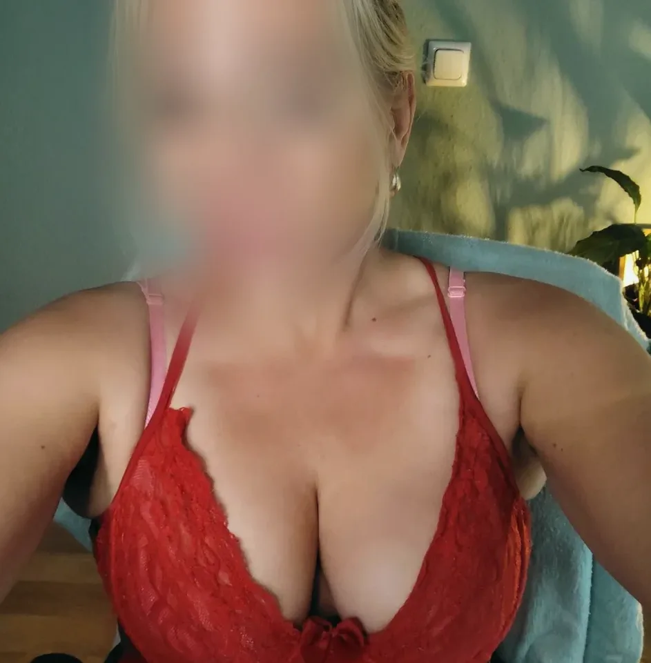 Ellie, 37